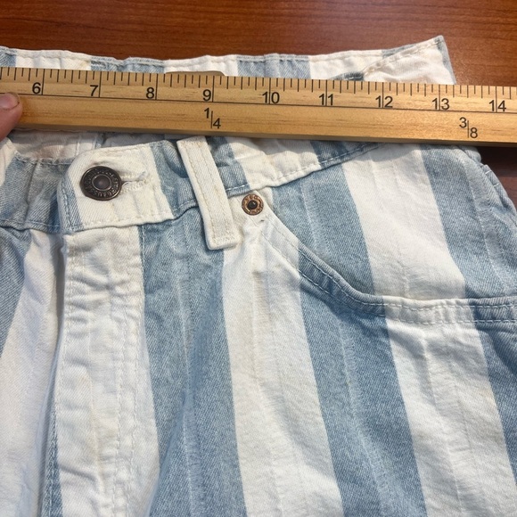 Vintage Womens Levi's 950 Relaxed Fit Blue White Stripd Shorts Sz 9 High Waisted - Picture 13 of 14
